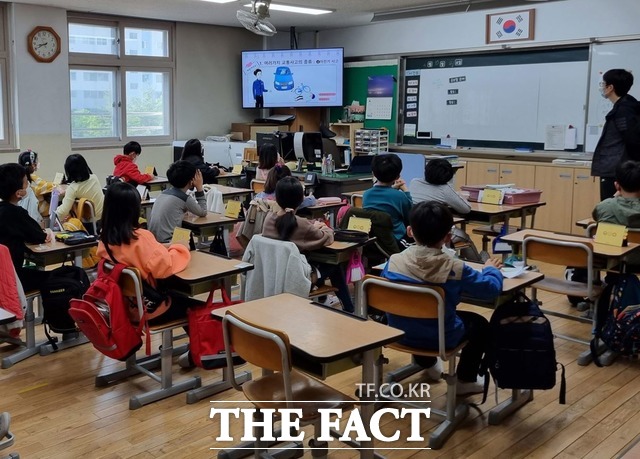 18일 용전초등학교 학생들이 교통안전 교육을 듣고 있다./대구 성서경찰서