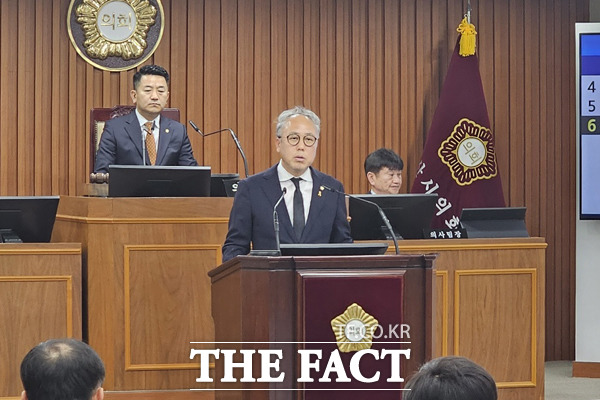 19일 열린 제242회 논산시의회 임시회에서 김종욱 의원이 집행부의 소통부재에 대해 지적하고 있다./논산=최웅 기자