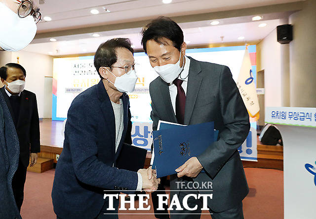 서울시가 시교육청, 서울시의회와 함께 반도체 실무 인재를 양성하는 마이스터고 유치에 나선다. 오세훈 서울시장과 조희연 서울시교육감이 2021년 12월 8일 오후 서울 종로구 서울시교육청 강당에서 유치원 무상급식 업무협약을 체결한 뒤 인사를 나누고 있다. /이새롬 기자