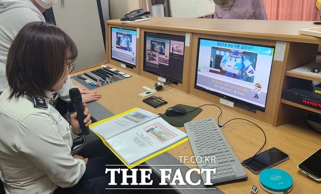 18일 대구성서경찰서 교통안전계 경찰관이 용전초등학교를 찾아 교통안전 교육을 하고 있다./대구 성서경찰서