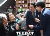  중증 장애인들과 대화하는 조성명 강남구청장 [포토]