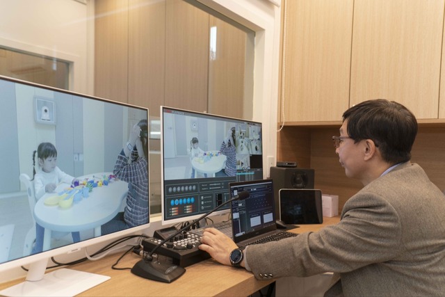 SK텔레콤이 서울대학교병원과 함께 인공지능(AI)을 활용한 영유아의 자폐스펙트럼장애 여부와 장애 정도를 진단하기 위한 AI리빙랩을 구축했다. /SK텔레콤