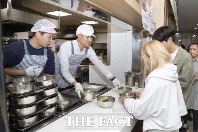 강원대 춘천캠퍼스 천지관 학생식당에서 19일 저녁 이색적인 ‘야식마차행사’가 열려 눈길을 끌었다./강원대