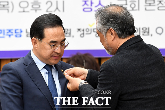 박 원내대표(왼쪽)에게 감사 배지 전달하는 이 유가협 대표.