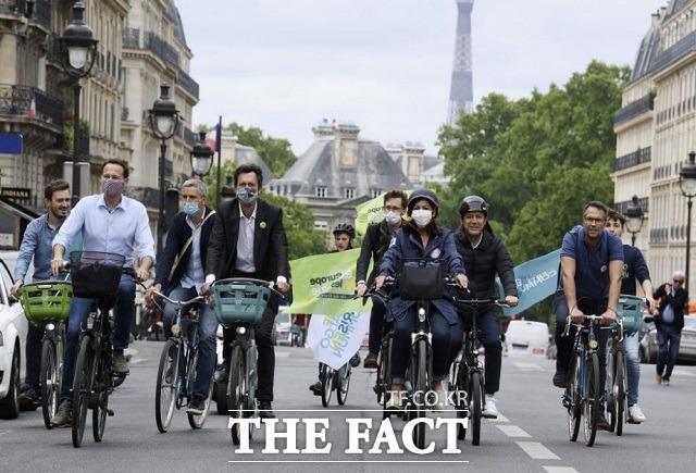 자전거로 파리 시내를 이동하는 안 이달고(Anne Hidalgo) 프랑스 파리 시장. /부산시