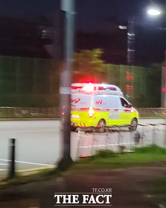 도심의 한 수영장 물속에 쓰러져있던 여성이 응급 처치를 받으며 인근 병원으로 옮겨졌지만 끝내 사망했다. / 더팩트DB