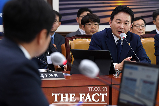 의원 질의에 답하는 원희룡 국토교통부 장관(오른쪽).
