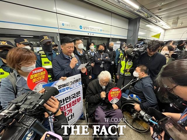 박 대표는 지하철 탑승을 시도했지만 지하철 스크린도어 앞을 막아선 서울교통공사, 경찰에 제지됐다. /조소현 기자