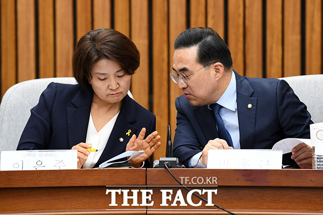 대화 나누는 이은주 정의당 원내대표(왼쪽)와 박홍근 더불어민주당 원내대표.