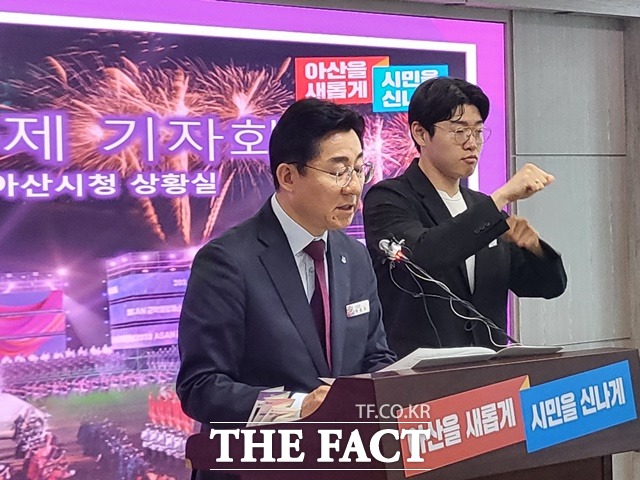 박경귀 아산시장이 오는 28일 열리는 아산 성웅 이순신 축제를 소개하고 있다. / 아산 = 김아영 기자