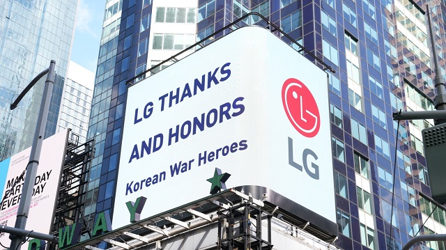 LG가 뉴욕 타임스스퀘어에서 2주 동안 한미 동맹과 정전협정 70주년을 기념해 한국전쟁 참전용사의 희생과 공헌에 대한 감사 메시지를 담은 영상을 상영한다고 20일 밝혔다. /LG전자