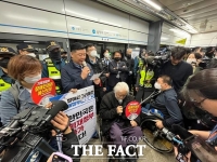  전장연, '장애인의 날' 지하철 탑승 시위 재개