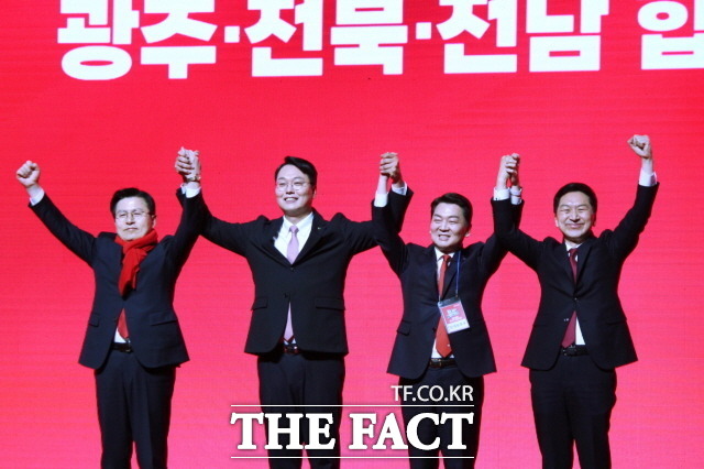 지난 2월 16일 광주 김대중컨벤션센터에서 열린 국민의힘 전당대회 제3차 호남연설회에서 손을 맞잡은 당 대표 후보들. /더팩트 DB