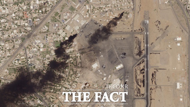 플래닛랩스 PBC가 제공한 위성사진에 19일(현지시간) 수단 카르툼 국제공항에서 연기가 치솟고 있는 모습. /뉴시스.AP