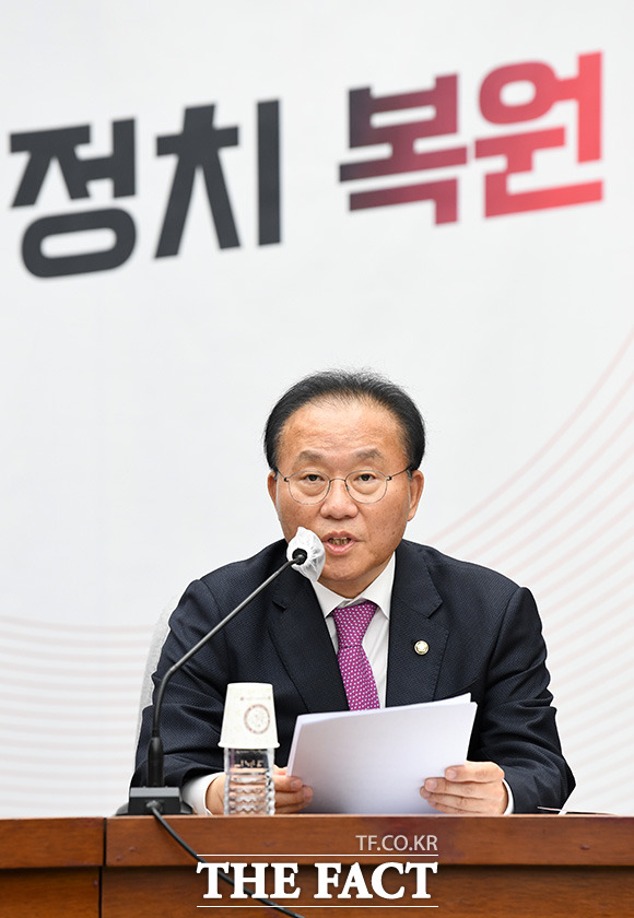 윤재옥 국민의힘 원내대표는 21일 야권의 쌍특검 패스트트랙 추진 합의에 당 대표 수사와 전당대회 돈봉투 사건을 덮기 위한 방탄용 특검이라고 비판했다. /남용희 기자