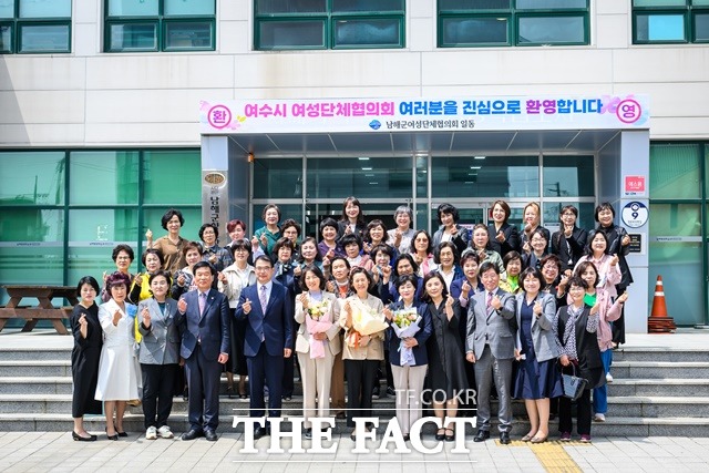 남해군 여성단체협의회와 여수시 여성단체협의회 참석자들이 상호교류를 통한 우호 협력 증진과 여성정책 발전방안 모색을 위한 협약식 및 워크숍 후 기념촬영을 하고 있다./남해군