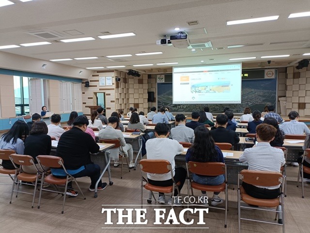 거창군 홈페이지 정비를 위한 부서별 홈페이지 관리자 교육 모습./거창군