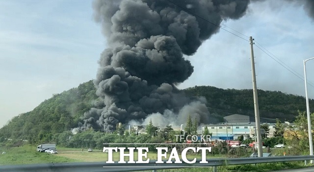 밀양시 상남면에 있는 한국카본 2공장에서 21일 오전 화재가 발생했다./경남소방본부