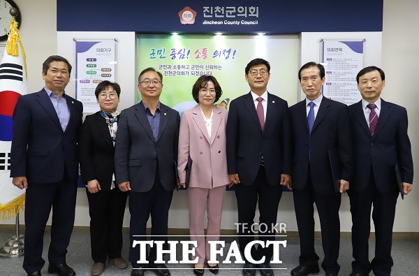 충북 진천군의회는 21일 2022 회계연도 결산검사위원을 대상으로 위촉장을 수여했다. /진천군의회.
