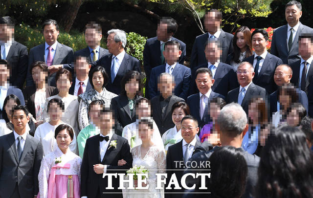 정태영 현대카드 부회장과 정명이 현대커머셜 사장의 장녀 결혼식이 21일 서울 중구 명동성당에서 열린 가운데, 범현대가 가족들이 기념촬영을 하고 있다.