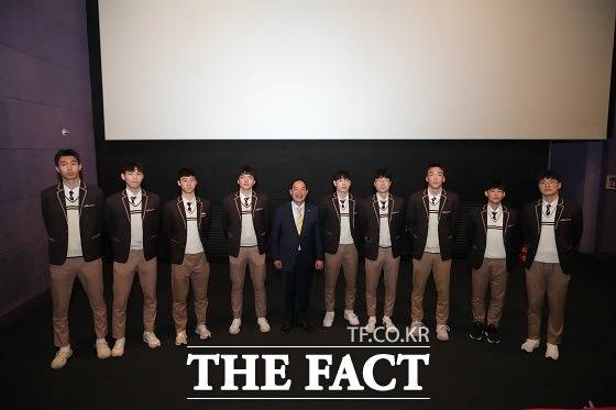 부산시교육청은 하윤수 교육감이 21일 오후 7시 대연동 CGV에서 부산중앙고 농구부 학생들과 함께 영화‘리바운드’를 관람했다고 22일 밝혔다./부산시교육청.