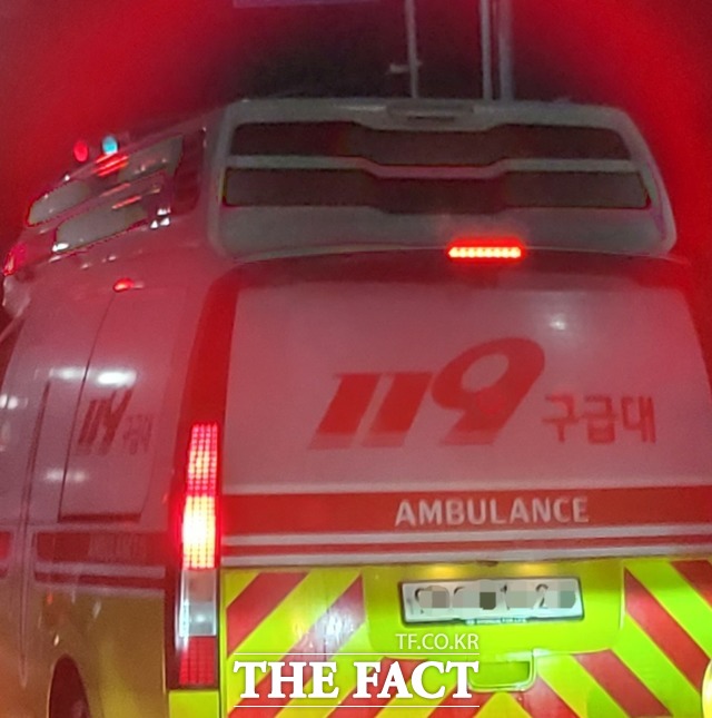 광주 서구의 한 도로에서 마을버스와 오토바이가 충돌해 오토바이 운전자가 숨졌다. / 더팩트DB