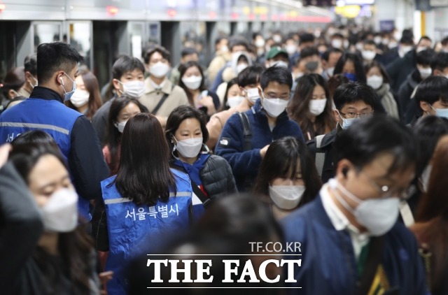 23일 서울시에 따르면 지난해 서울시 대중교통 이용량이 전년 대비 10.6% 늘어난 것으로 집계됐다. 사진은 기사 내용과 무관함. /더팩트 DB