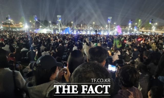 지난 22일 윤도현 밴드가 오천그린광장 상설 공연장에서 공연을 펼치고 있다. 이날 시민과 여행객 등 2만여명이 그린광장을 메워 순천시 역사상 가장 많은 인파가 야외 공연 관람을 했다는 평가를 받았다. /유홍철 기자