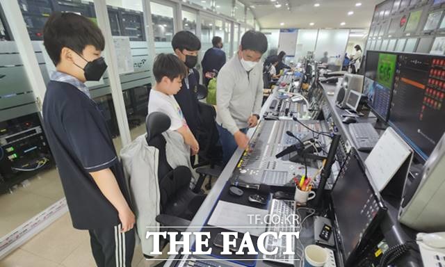 경륜경정총괄본부 소속 방송전문가들이 미사리경정장 방송실을 방문한 학생들을 상대로 방송장비 작동방법을 설명하고 있다./경륜경정총괄본부 제공