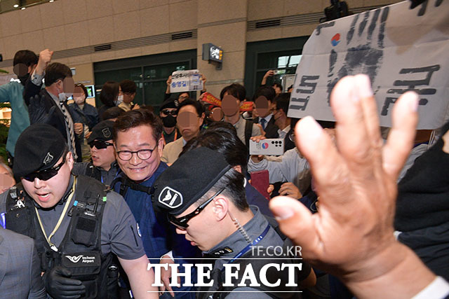 송영길 전 대표가 입장을 밝힌 후 공항을 나서자 지지자들이 응원하고 있다.