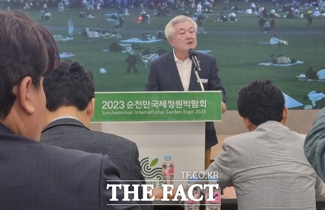 천제영 2023 순천만국제정원박람회 조직위 사무총장이 관람객 200만명 돌파 기념 언론 브리핑을 하고 있다. /유홍철 기자