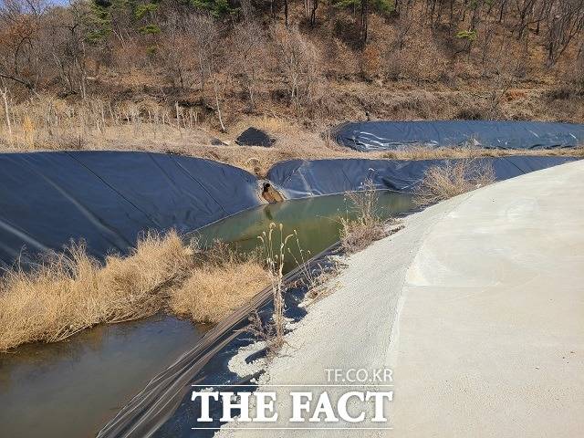 전북 완주산업단지사무소가 폐수배출업체 대상 특별지도점검을 실시하는 가운데 폐수유출 현장 사진. / 사진=김성수 기자