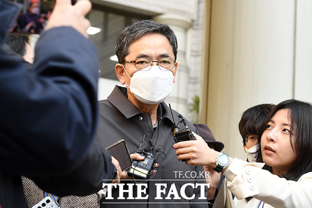대장동 개발사업을 돕고 아들을 통해 뇌물을 수수한 혐의로 기소된 곽상도 전 국민의힘 의원이 8일 오후 서울 서초구 서울중앙지방법원에서 열린 특정범죄 가중처벌 등에 관한 법률 위반(뇌물) 등 혐의 관련 1심 선고공판을 마치고 법원을 나서며 취재진의 질문에 답하고 있다. /남용희 기자