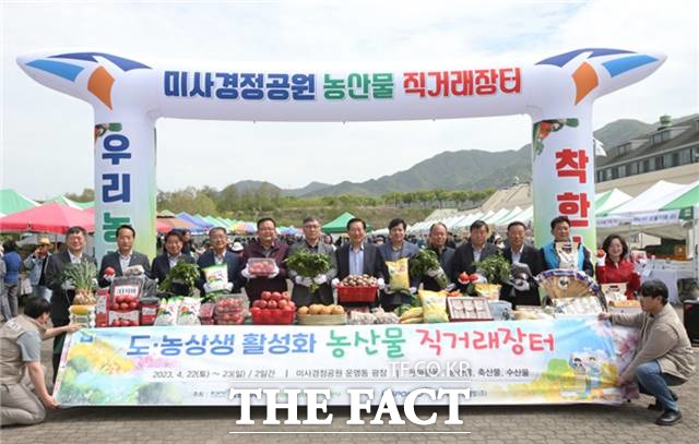 미사경정공원에서 열린 농산물 직거래장터에 이홍복 경륜경정총괄본부장(좌측 6번째)을 비롯한 관계자들이 기념사진을 촬영하고 있다./경륜경정총괄본부