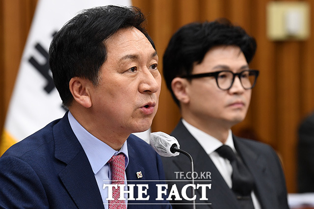 김기현 국민의힘 대표가 24일 송영길 전 더불어민주당 대표의 자진 탈당과 조기 귀국을 두고 책임지는 자세가 전혀 아니라고 비판했다. 김기현 국민의힘 대표(왼쪽)가 21일 오후 서울 여의도 국회에서 열린 마약류 관리 종합대책 관련 당·정협의회에서 모두발언을 하고 있다. /남용희 기자