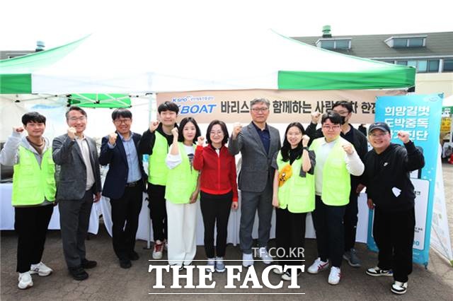 경륜경정총괄본부의 ‘바리스타 양성 지원 사업’ 수료생이 참여해 운영된 커피부스에서 이홍복 경륜경정총괄본부장(우측 5번째)을 비롯한 관계자들이 모여 기념사진을 촬영하고 있다./경륜경정총괄본부