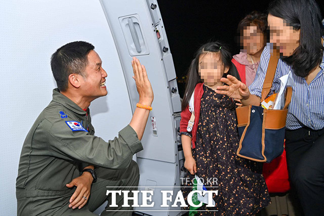 서울공항으로 향하는 KC-330에 탑승하는 국민들.