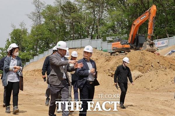 신병대 충북 청주시 부시장은 지난 24일 서원구 모충동 매봉공원과 인근 도로공사 사업장을 찾아 현장을 점검했다. /청주시