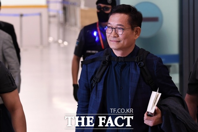 2021년 전당대회 돈 봉투 살포 의혹을 받고 있는 송영길 더불어민주당 전 대표가 24일 오후 인천국제공항을 통해 귀국하고 있다. /남용희 기자