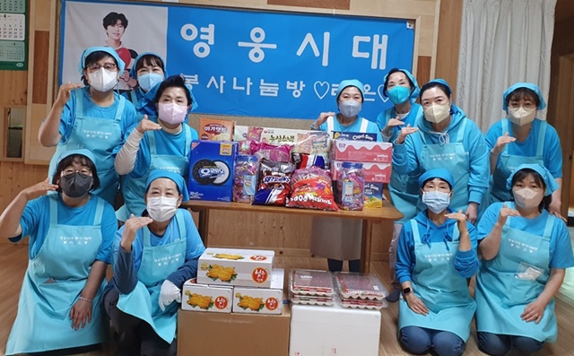 임영웅 팬클럽 영웅시대 봉사나눔방 라온이 22번째 급식봉사 및 기부실천에 나섰다. 라온은 지난 22일 중증장애인거주시설인 양평 로뎀의집을 찾아 따뜻하고 훈훈한 마음을 전달했다. /영웅시대