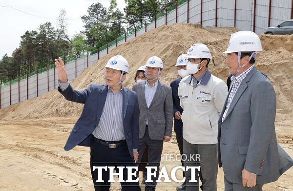 신병대 충북 청주시 부시장은 지난 24일 서원구 모충동 매봉공원과 인근 도로공사 사업장을 찾아 현장을 점검했다. /청주시