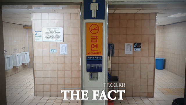 20일 오후 서울 광진구 동서울터미널의 한 남녀화장실. 왼쪽 남자 소변기가 훤히 보이는 구조다. /이덕인 기자