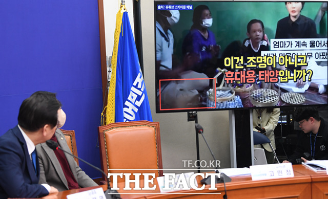 이재명 더불어민주당 대표가 최고위원회의에 참석해 김건희 여사의 캄보디아 환아 위문 관련 영상을 살펴보고 있다.