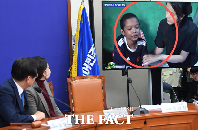 [더팩트ㅣ국회=이새롬 기자] 이재명 더불어민주당 대표가 26일 서울 여의도 국회에서 열린 최고위원회의에 참석해 김건희 여사의 캄보디아 환아 위문 관련 영상을 살펴보고 있다.