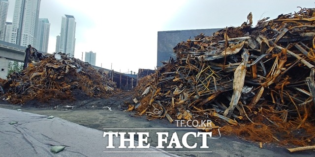 26일 한국타이어 대전공장 내부에 불에 탄 기계와 구조물이 엉킨 채 쌓여 있다. / 대전=라안일 기자