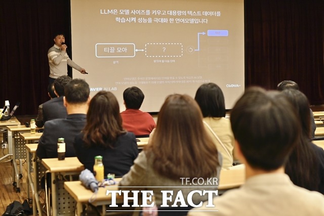 서울 양천구(구청장 이기재)는 구청 및 산하기관 직원을 대상으로 최근 선풍적인 인기를 끌고 있는 대화형 인공지능 챗GPT 특강을 개최했다. 특강을 듣고 있는 양천구 직원들. /양천구 제공
