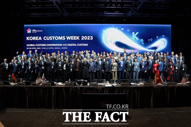 26일 서울 신라호텔에서 열린 K-Customs Week 2023에서 한덕수 국무총리와 윤태식 관세청장 등이 념 촬영을 하고 있다. / 관세청