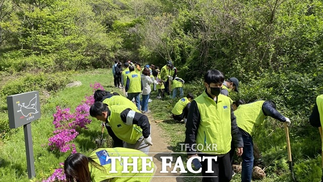 천안아산환경운동연합과 린데코리아 탕정공장은 26일 천안 광덕산 일대에서 나무심기 행사를 하고 있다. / 천안아산환경운동연합