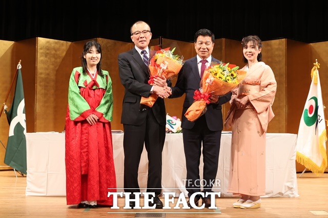 이상근 경남 고성군수(오른쪽 두번째)와 코바야시 요시후미 오카야마현 가사오카시 시장이 자매결연 협약을 맺은 후 기념촬영을 하고 있다./고성군