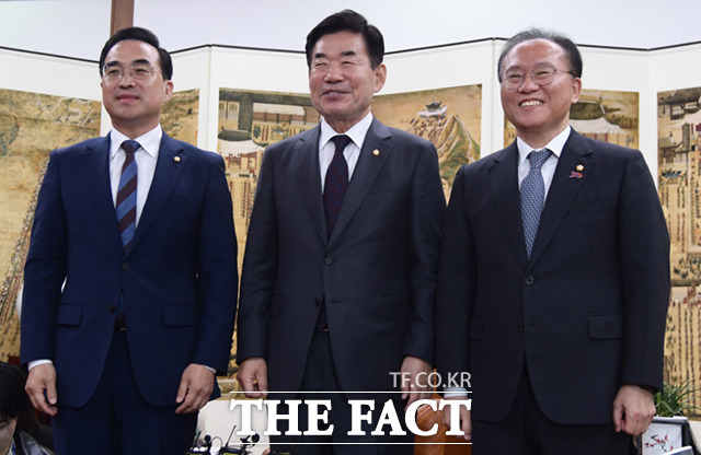 여야가 본회의를 하루 앞두고 현안 협의에 나섰으나 합의를 이루지 못했다. 김진표 국회의장과 윤재옥 국민의힘 원내대표(오른쪽), 박홍근 더불어민주당 원내대표가 26일 서울 여의도 국회에서 열린 국회의장 주재 교섭단체 원내대표 회동에서 기념촬영하고 있다. /국회=이새롬 기자